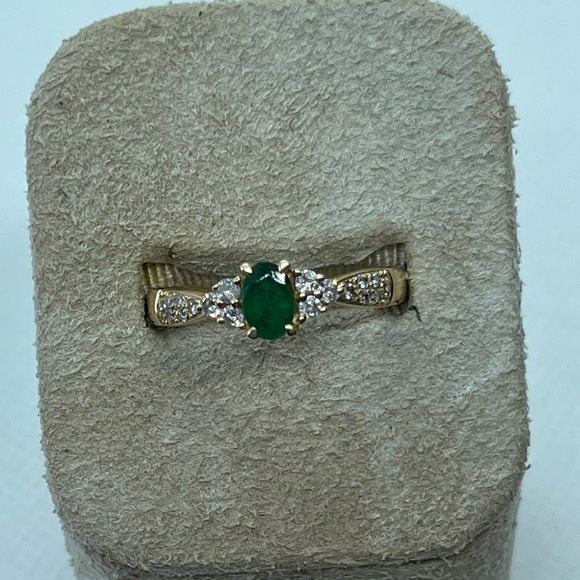 14kt yellow gold diamond and emerald ring size 8 - Picture 3 of 5